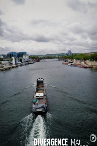 Péniche sur  la seine