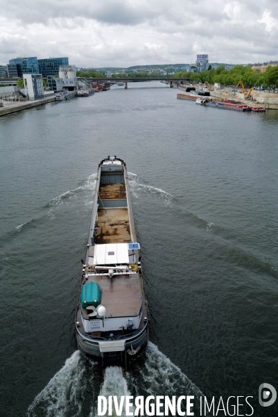 Péniche sur  la seine