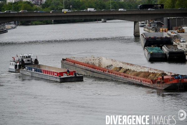 Péniche sur  la seine