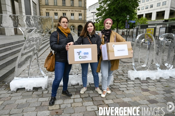 Action au ministère de l économie contre le projet Arctic LNG 2 de TOTAL :  forage en Arctique. Démonstration artistique devant le ministère de l économie.