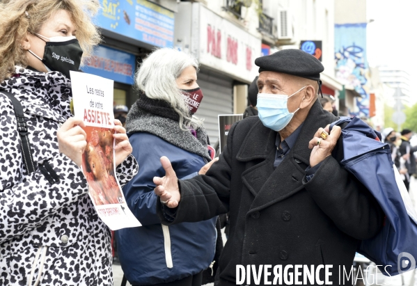 Protection animale, happening pour dénoncer les conditions de vie et de mort des animaux d élevage, organisée par 269 Life France. Animal protection against animal testing.