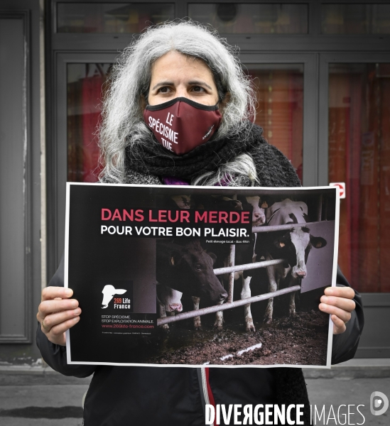 Protection animale, happening pour dénoncer les conditions de vie et de mort des animaux d élevage, organisée par 269 Life France. Animal protection against animal testing.