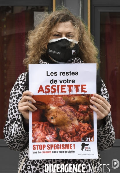 Protection animale, happening pour dénoncer les conditions de vie et de mort des animaux d élevage, organisée par 269 Life France. Animal protection against animal testing.