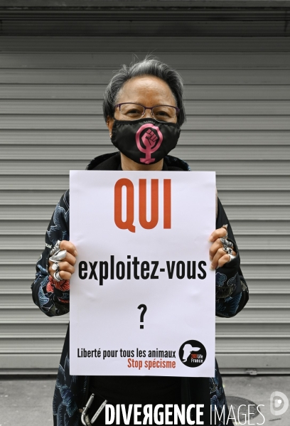 Protection animale, happening pour dénoncer les conditions de vie et de mort des animaux d élevage, organisée par 269 Life France. Animal protection against animal testing.