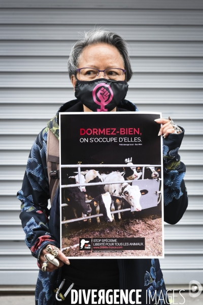 Protection animale, happening pour dénoncer les conditions de vie et de mort des animaux d élevage, organisée par 269 Life France. Animal protection against animal testing.