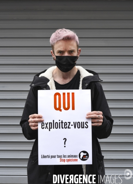 Protection animale, happening pour dénoncer les conditions de vie et de mort des animaux d élevage, organisée par 269 Life France. Animal protection against animal testing.