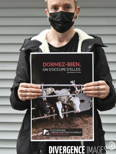 Protection animale, happening pour dénoncer les conditions de vie et de mort des animaux d élevage, organisée par 269 Life France. Animal protection against animal testing.