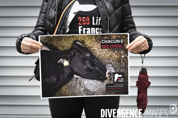 Protection animale, happening pour dénoncer les conditions de vie et de mort des animaux d élevage, organisée par 269 Life France. Animal protection against animal testing.