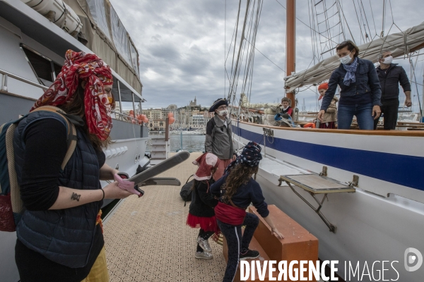 La Flottille des Pirates du Plastique à Marseille 