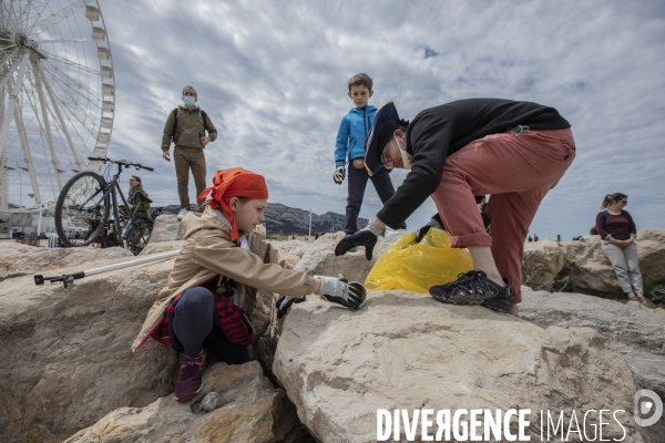 La Flottille des Pirates du Plastique à Marseille 