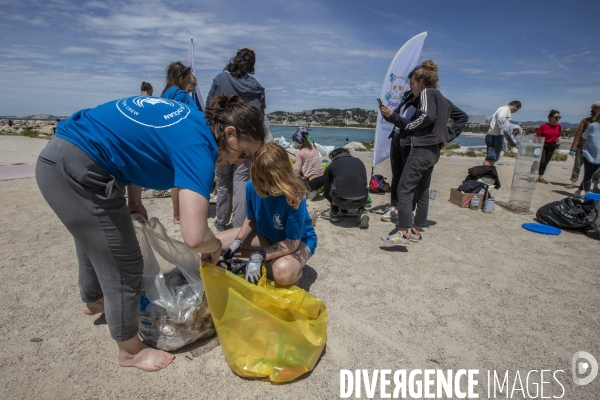 La Flottille des Pirates du Plastique à Marseille 