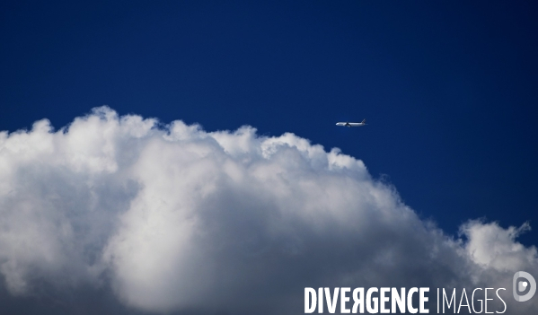 Avion dans le ciel