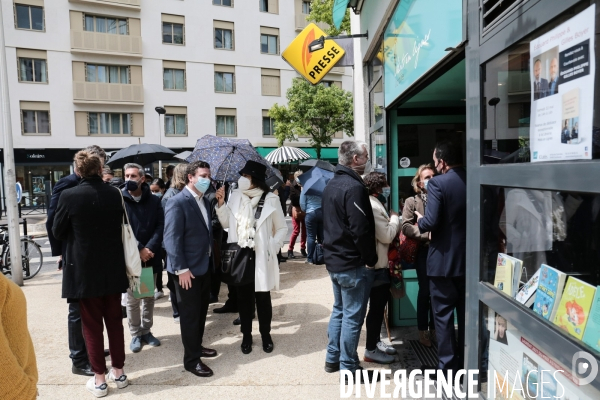 Edouard philippe et gilles boyer - seance de dedicaces a courbevoie