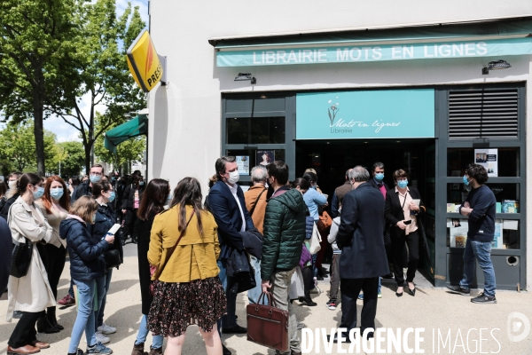 Edouard philippe et gilles boyer - seance de dedicaces a courbevoie