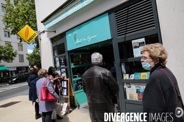 Edouard philippe et gilles boyer - seance de dedicaces a courbevoie