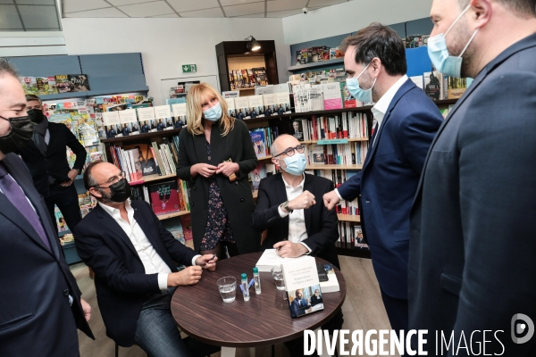 Edouard philippe et gilles boyer - seance de dedicaces a courbevoie