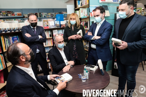 Edouard philippe et gilles boyer - seance de dedicaces a courbevoie