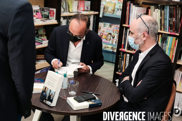 Edouard philippe et gilles boyer - seance de dedicaces a courbevoie