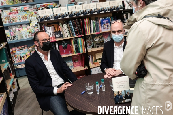 Edouard philippe et gilles boyer - seance de dedicaces a courbevoie