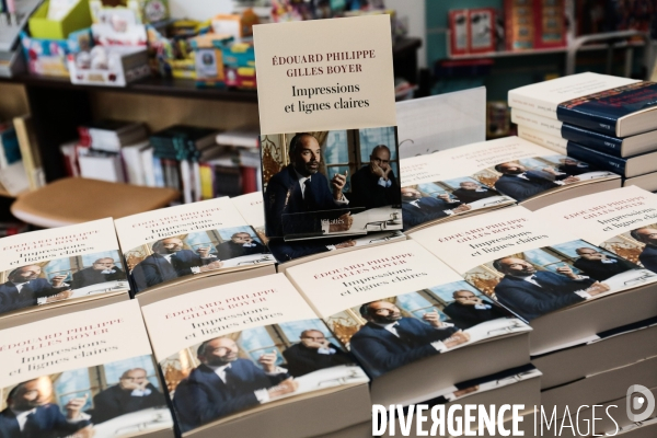 Edouard philippe et gilles boyer - seance de dedicaces a courbevoie