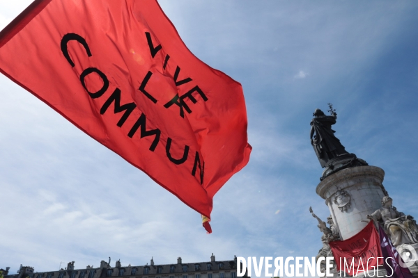 La banderole de  la commune de Paris de 1871 accroché à la Republique