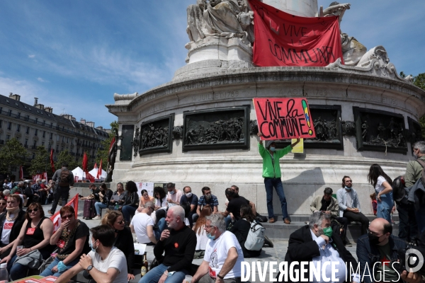 La banderole de  la commune de Paris de 1871 accroché à la Republique