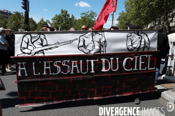 La banderole de  la commune de Paris de 1871 accroché à la Republique