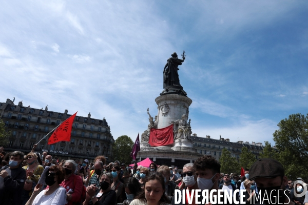 La banderole de  la commune de Paris de 1871 accroché à la Republique