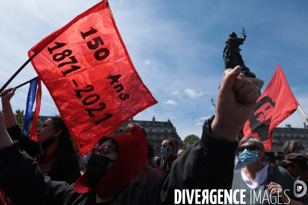 La banderole de  la commune de Paris de 1871 accroché à la Republique