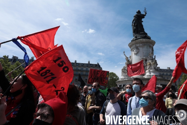 La banderole de  la commune de Paris de 1871 accroché à la Republique