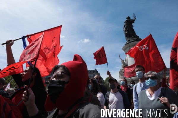 La banderole de  la commune de Paris de 1871 accroché à la Republique