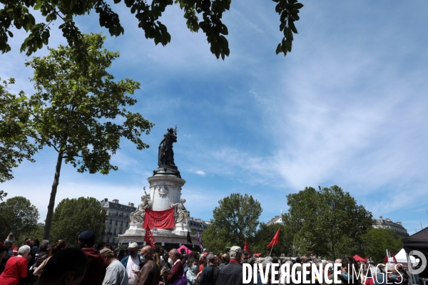 La banderole de  la commune de Paris de 1871 accroché à la Republique