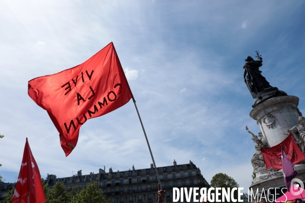 La banderole de  la commune de Paris de 1871 accroché à la Republique