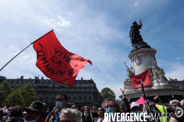 La banderole de  la commune de Paris de 1871 accroché à la Republique