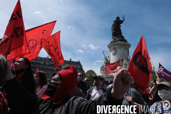 La banderole de  la commune de Paris de 1871 accroché à la Republique