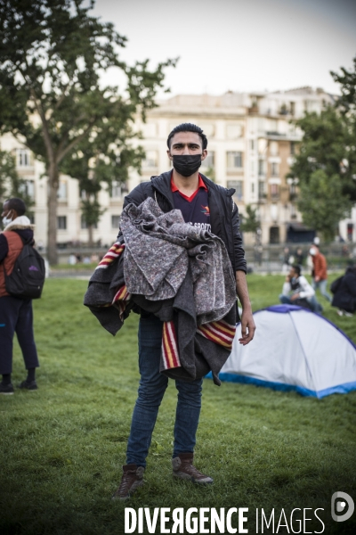 Exiles installes au jardin villemin, paris.