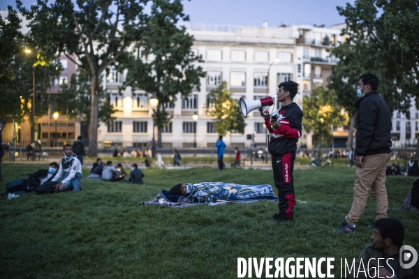 Exiles installes au jardin villemin, paris.