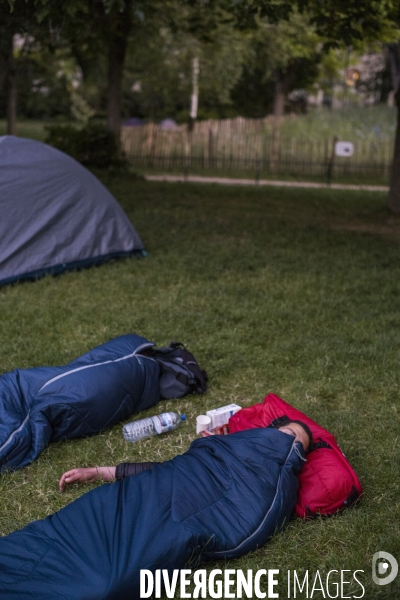 Exiles installes au jardin villemin, paris.