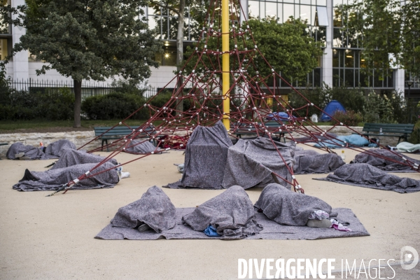 Exiles installes au jardin villemin, paris.