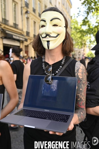 Protection animale, ANONYMOUS FOR THE VOICELESS. THE CUBE OF TRUTH dénonce la souffrance animale, les conditions de vie et de mort infligées par l humain. Animal protection.