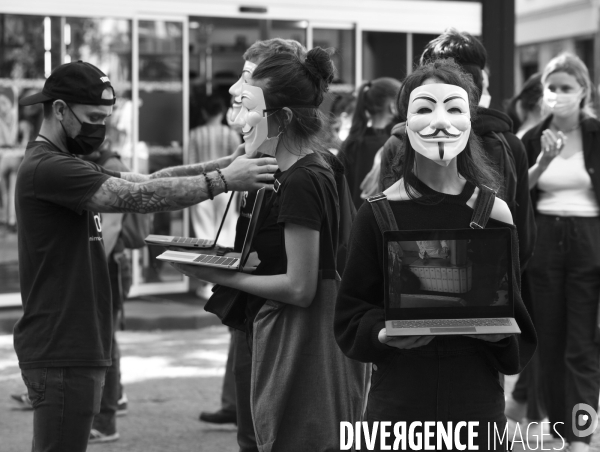 Protection animale, ANONYMOUS FOR THE VOICELESS. THE CUBE OF TRUTH dénonce la souffrance animale, les conditions de vie et de mort infligées par l humain. Animal protection.