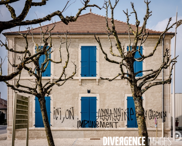 Graffitis sur la façade aux volets clos  la Poste du village de Bure (Meuse) 2019.