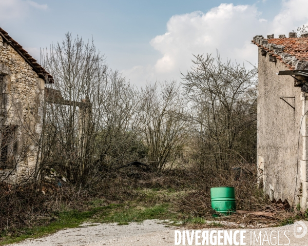 Graffitis sur la façade aux volets clos  la Poste du village de Bure (Meuse) 2019.