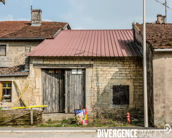 Graffitis sur la façade aux volets clos  la Poste du village de Bure (Meuse) 2019.