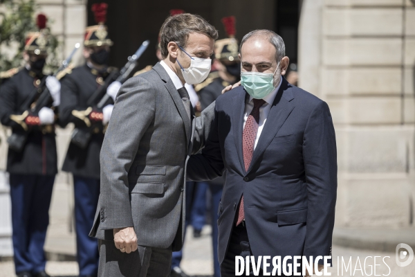 Emmanuel Macron reçoit Nikol Pachinian à l Elysée.