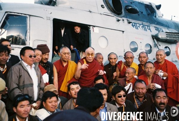 Le Dalai Lama arrive au  Zanskar en helicoptere.