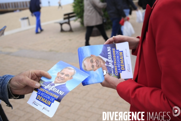 Frejus le 16/05/2021 Thierry Mariani candidat RN  PACA aux elections regionales en campagne sur le marché de Frejus. Distribution de tracts par des militants RN.