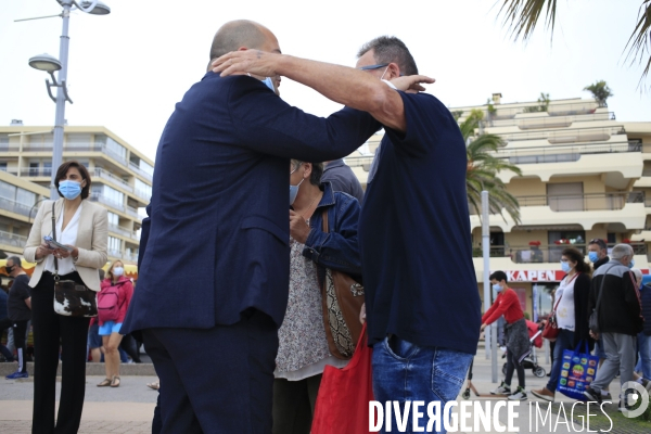 Frejus le 16/05/2021 Thierry Mariani candidat RN  PACA aux elections regionales en campagne sur le marché de Frejus. David Rachline maire de Frejus salut un administré. à gauche  Laure Lavalette  conseillere municipale de Toulon