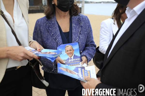 Frejus le 16/05/2021 Thierry Mariani candidat RN  PACA aux elections regionales en campagne sur le marché de Frejus. Distribution de tracts par des militants RN.