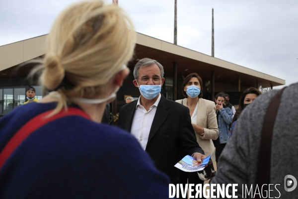 Frejus le 16/05/2021 Thierry Mariani candidat RN  PACA aux elections regionales en campagne sur le marché de Frejus